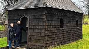 Simone und Bertram Sutter erhalten eine Kapelle in Familienbesitz, die vor fast 175 Jahren aus Liebe gebaut wurde. Simone Sutters ...