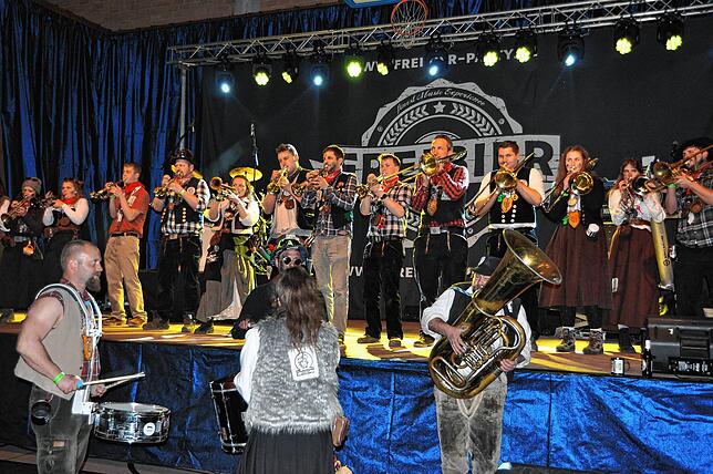 Bild 32: Beste Stimmung auf dem DLRG Ball in Wittenhofen