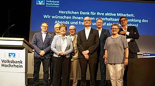 Vertreterversammlung der Volksbank Hochrhein: Auf der Bühne in der Stadthalle Waldshut stehen Klaus Brand und Roland Uhl (von links, ...