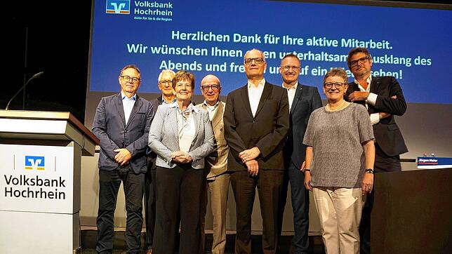 Vertreterversammlung der Volksbank Hochrhein: Auf der Bühne in der Stadthalle Waldshut stehen Klaus Brand und Roland Uhl (von links, ...