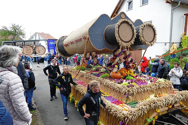 Bild 18: Ein toller Festumzug lockt Besucher zum Kreiserntedankfest nach Mundelfingen