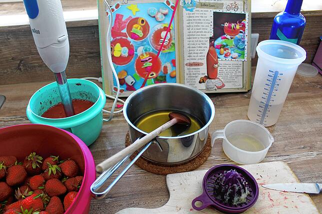 Pürierte Erdbeeren, Zuckersirup und Zitronen/Limettensaft werden vermengt und anschließend der Wodka zugegeben.