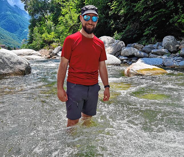So geht Erfrischung: Marc Hensel kühlt sich in einem Gebirgsbach im Tessin ab.