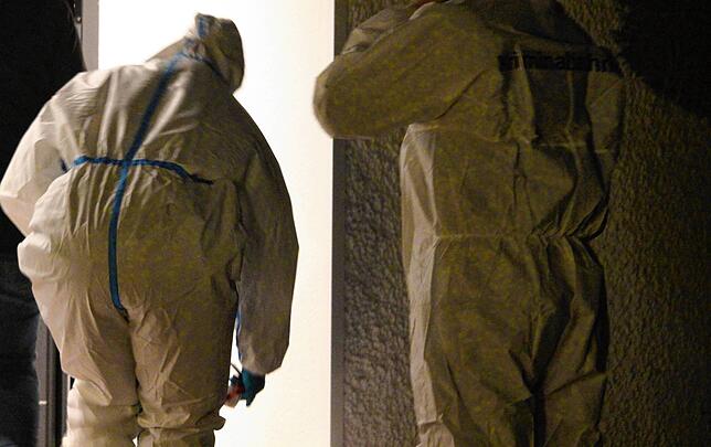 In dem Haus werden Spuren gesichert. Hier hat ein 27-Jähriger drei Leichen entdeckt.