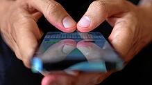 Ein junger Mann tippt auf einem Smartphone eine WhatsApp Nachricht (Symbolbild). In Waldshut musste sich ein 28-jähriger Mann wegen des ...
