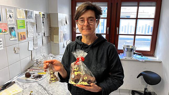 Die fertigen Osterhasen von Heike Eckert gibt es in diesem Jahr in limitierter Zahl etwa im Schokolädchen in Villingen und in der ...
