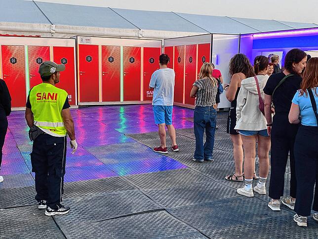 Geordnet verläuft das Warten auf den Toilettengang.