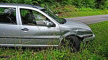 Mit einem geklauten Auto bauen zwei Männer bei Hallau (Kanton Schaffhausen) einen Unfall. Hier steht der silberne Wagen an der Unfallstelle.