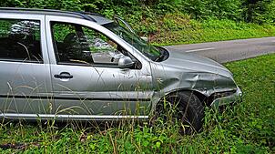 Mit einem geklauten Auto bauen zwei Männer bei Hallau (Kanton Schaffhausen) einen Unfall. Hier steht der silberne Wagen an der Unfallstelle.