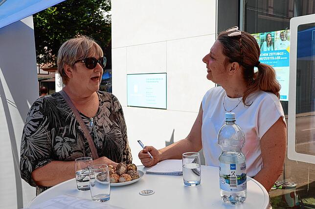 Brigitte Waldenmaier und SÜDKURIER-Redakteurin Stefanie Nosswitz sprechen über die Bushaltestelle am Stadtgraben.
