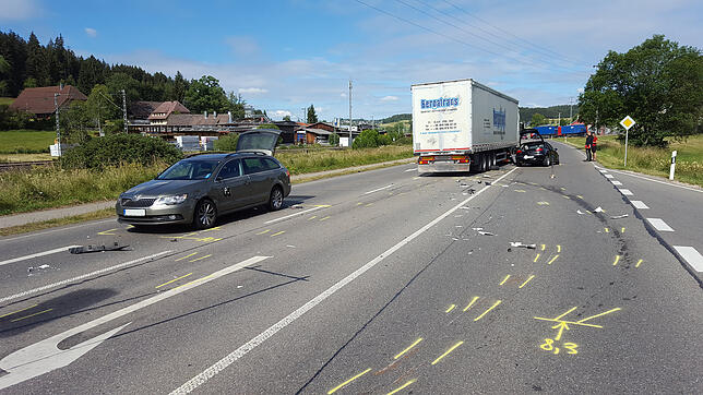 Bild 2: Autofahrerin wird bei LKW-Unfall auf der B 33 schwer verletzt