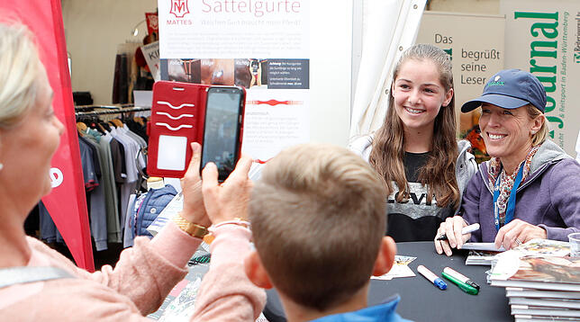 Autogrammstunde und Selfiezeit mit Meredith Michaels Beerbaum. Viele Reitturnierbesucher nutzen die Gelegenheit, um sich mit der ...
