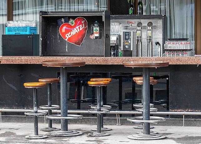 Eine leere Bar in Ischgl. Die Region Paznauntal mit dem Touristenort Ischgl stehen seit dem Ausbruch des Coronausbruchs in keinem guten ...