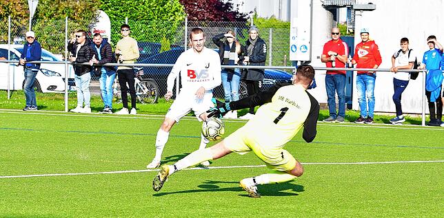 Führungstor: Der Ex-Waldshuter Shaban Limani lupft den Ball über Patrick Almeida zur Führung für den FC Erzingen beim VfB Waldshut ins Netz.