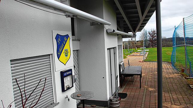 Beim Clubheim des SV Schlatt am Randen hat sich eine Detonation ereignet, bei der zwei Personen verletzt wurden, eine davon schwer.