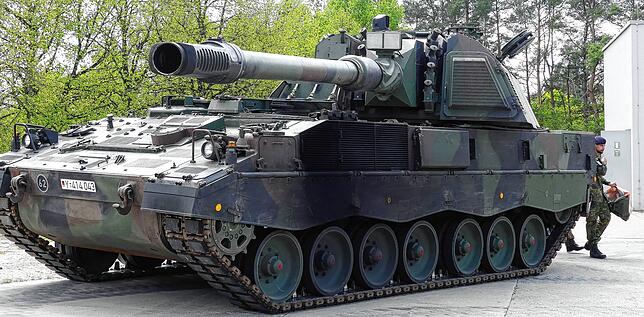 Sie steht derzeit im Blickpunkt: Die Panzerhaubitze 2000, ein hochmobiles, rund 50 Tonnen (Leergewicht) schweres Artilleriegeschütz mit ...