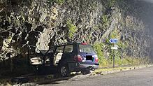 Ein Auto kracht bei Ramlinsburg im Kanton Basel-Landschaft frontal in eine Felswand. Für den 75-jährigen Fahrer kommt jede Hilfe zu spät.
