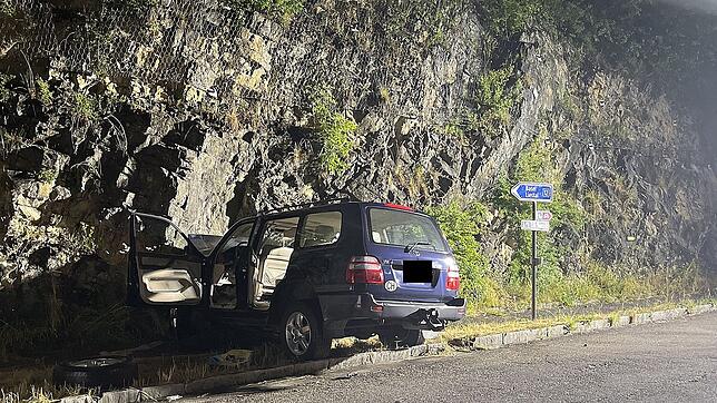 Ein Auto kracht bei Ramlinsburg im Kanton Basel-Landschaft frontal in eine Felswand. Für den 75-jährigen Fahrer kommt jede Hilfe zu spät.