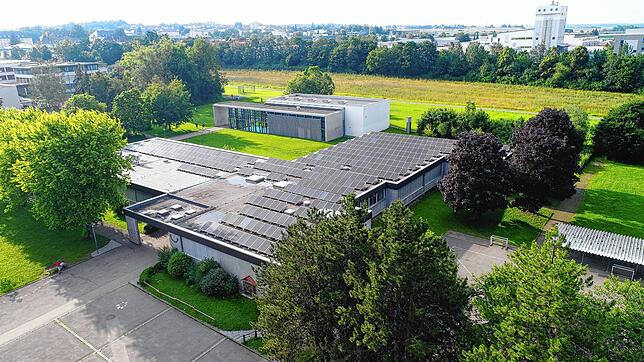 Die PV-Anlage auf der Erich-Kästner-Schule wird von einem externen Anbieter betrieben, der die Dachfläche von der Stadt bis 2035 ...