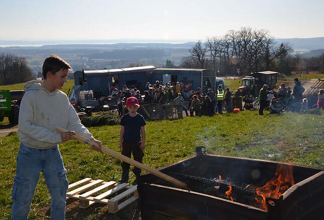 Bild 10: Erste Bilder vom Funken-Aufbau auf der Markdorfer Panzerwiese – So entsteht das Spektakel!
