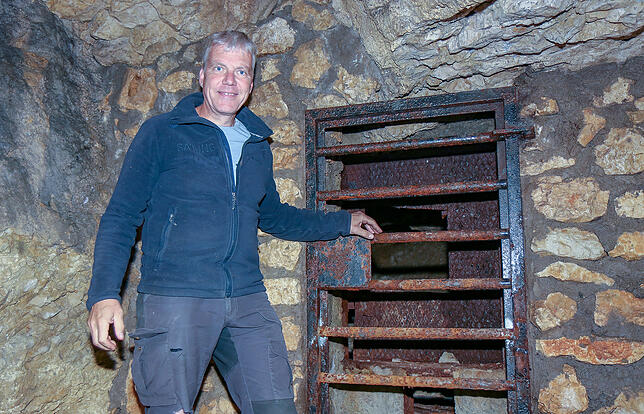 Umweltgutachter und Fledermauskenner Carsten Weber steht hier vor dem zugemauerten Teil der Rotbrunnen-Höhle. Weiteren Zutritt haben ...