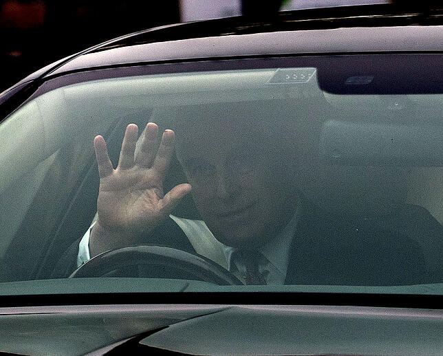 Winken für die Fotografen: Prinz Andrew, Herzog von York, verlässt sein Haus in seinem Bentley in Richtung Buckingham-Palast. Wegen ...