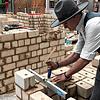 Maurice Reichmann, 18, ist im zweiten Lehrjahr in seiner Ausbildung zum Maurer.