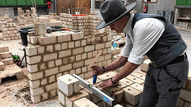 Maurice Reichmann, 18, ist im zweiten Lehrjahr in seiner Ausbildung zum Maurer.