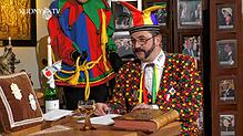 Ordensmeister Markus Vollmer spricht mit Narrenrichter Jürgen Koterzyna (nicht im Bild) über die Orden des Narrengerichts.