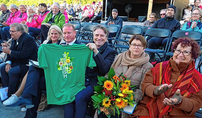 Gute Laune hat Sozialminister Manne Lucha, nachdem er von Neuenburgs Bürgermeister Joachim Schuster dessen Teamtrikot ...