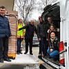 Kümmern sich gemeinsam darum, dass die Weihnachtspäckchen aus Steißlingen bei den Senioren in Altenahr ankommen (von links): Artur ...
