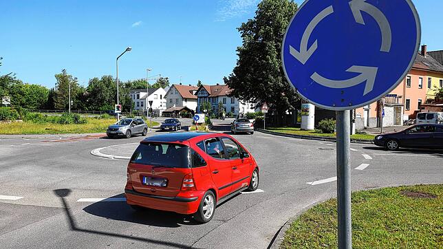 Wird bald zur Dauerbaustelle: Der Kreisel vor der Polizeiwache und die Anbindung an die Konstanzer Straße (im Bildhintergrund) werden ...
