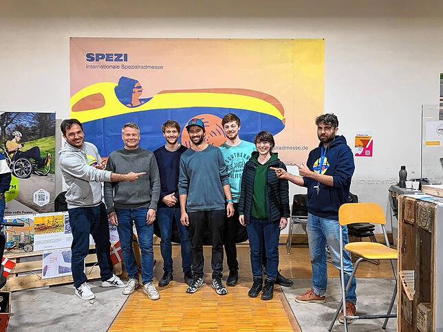 Die Gewinner des Erfinderlabors auf der SPEZI 2024. Von links: Florian Wolf (Messemacher), Simon Louis (Dritter Platz für sein Carlo ...
