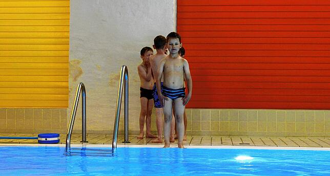 Getraue ich mich, oder getraue ich mich nicht? Ein Sprung ins Wasser bei einem Schwimmkurs der DLRG im Hallenbad der Schule Schloss ...