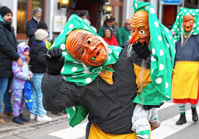 Bild 17: Kinderumzug beim Jubiläumstreffen der Hexen in Donaueschingen vor großem Volk