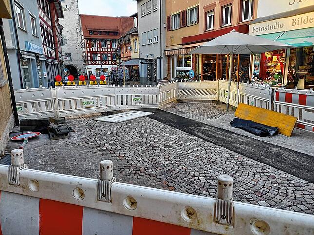 Die Marktstraße ist eine Baustelle, das Pflaster wird saniert. Bis vor kurzem waren noch diese Absperrungen angebracht. Sie werden ...