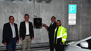 Inbetriebnahme der neuen öffentlichen Ladestation in der Tiefgarage des Rathauses mit (von links) Werner Wohner, Gebäudemanagement der ...