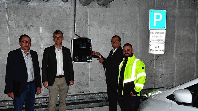 Inbetriebnahme der neuen öffentlichen Ladestation in der Tiefgarage des Rathauses mit (von links) Werner Wohner, Gebäudemanagement der ...