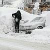Österreich, Saalbach: Ein Mann schaufelt sein Auto auf einem Parkplatz in Saalbach aus. Immer mehr Orte sind aufgrund der sehr großen ...