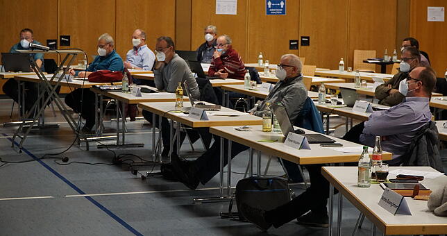 Tengens Gemeinderat berät in der Randenhalle. Die Räte loben Schreiers OB-Wahlkampf.