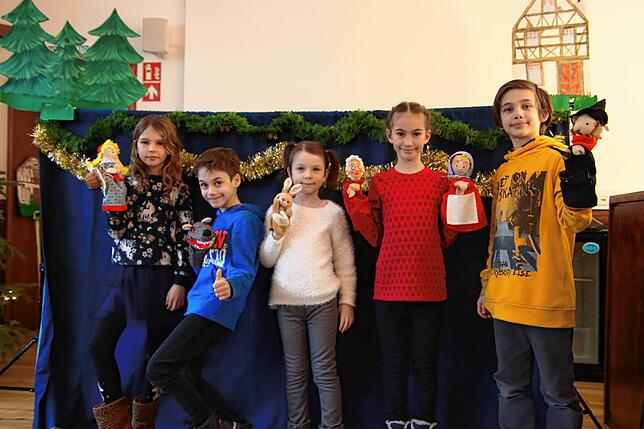 Zeigen ihr Können beim Puppenspiel (von links): Solomiya Kitsela, Viktor Chabanenko, Katerina Kravets, Polina Panchenko und Dmitriy ...