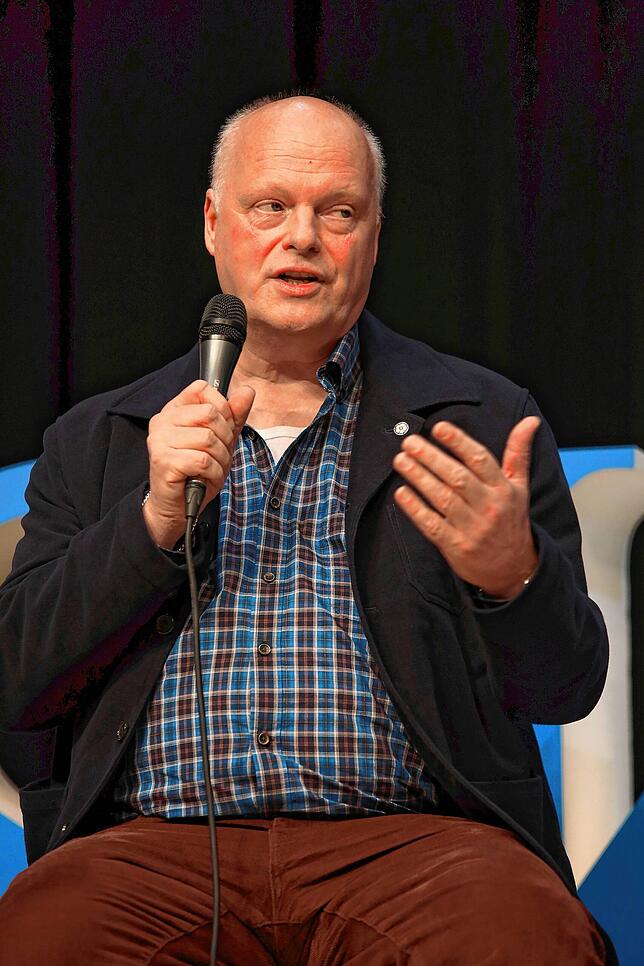 Rainer Beel beantwortet eine Frage.
