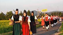 Die Hochemminger Landjugendvorsitzenden Sabrina Fehrenbacher und Pia Hils führten den Fackelumzug an. Fotos: Margot Hettich