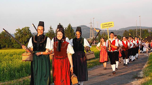 Die Hochemminger Landjugendvorsitzenden Sabrina Fehrenbacher und Pia Hils führten den Fackelumzug an. Fotos: Margot Hettich