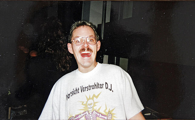 Dirk Pfersdorf, alias DJ Dirk, posiert gut gelaunt vor der Kamera.
