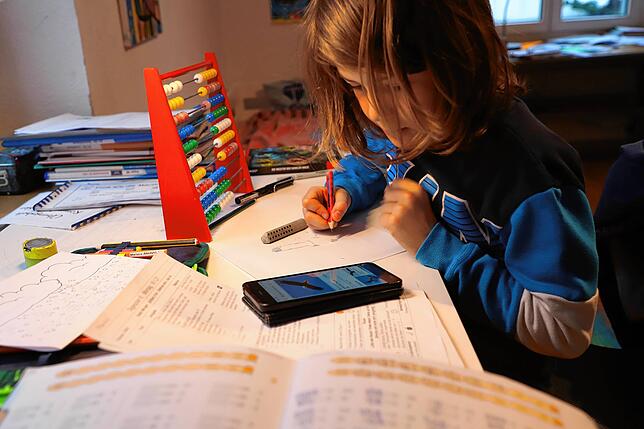 Bild 5: Was bedeuten Haus- und Fernunterricht für die Familien? Wir haben eine besucht und nehmen Sie mit auf eine Tour ins Homeschooling-Chaos