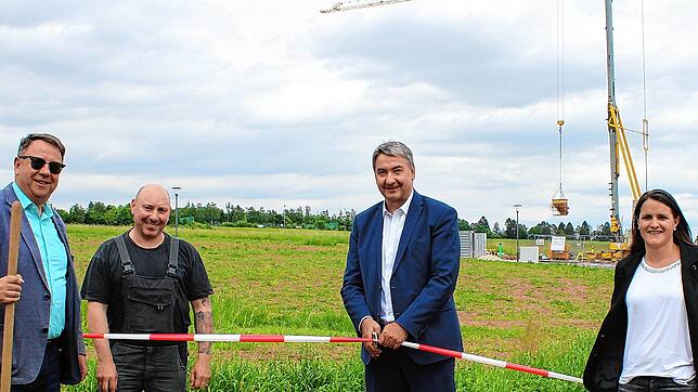 Ortsvorsteher Martin Strassacker, Gemeindearbeiter Udo Mayer, Bürgermeister Detlev Bührer und Straßenbauabteilungsleiterin Dorothea Matt ...