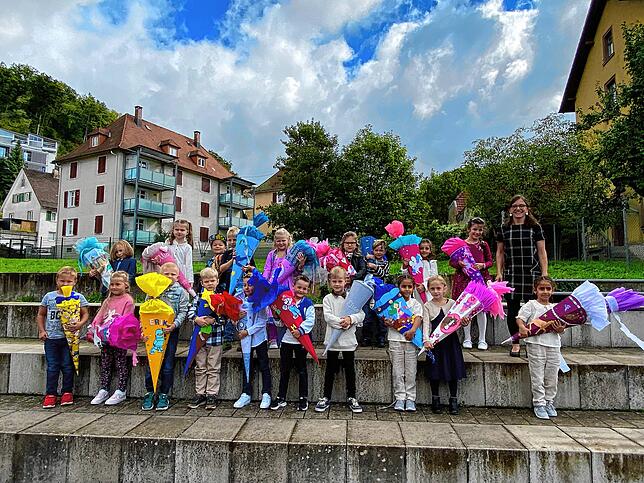 19 Jungen und Mädchen wurden in die Klasse 1a der Christlichen Schule Hochrhein in Waldshut eingeschult. Klassenlehrerin ist Bärbel Salzer.