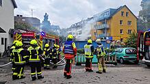 Aus der Wohnung an der Straße &bdquo;Auf der Ergeten&ldquo; steigt am vergangenen Freitag Rauch auf. Zahlreiche Rettungskräfte sind vor ...