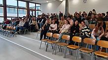 Der Musiksaal ist gut gefüllt, als die Bundestagskandidaten sprechen. Bild: Schule